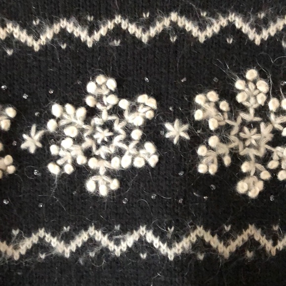 Snowflake sweater size small - Picture 2 of 5